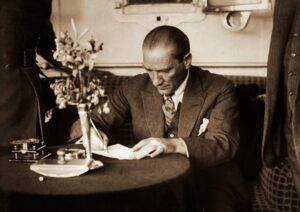 Atatürk Yazarken Karadeniz Vapuru 1926 Tablosu