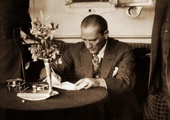 Atatürk Yazarken Karadeniz Vapuru 1926