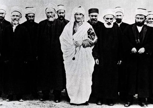 Atatürk Yerel Kıyafet İle