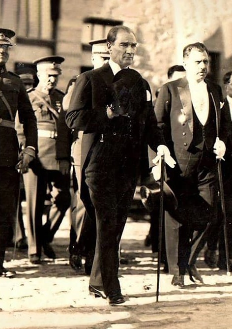 Atatürk Yürürken
