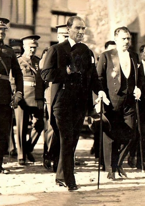 Atatürk Yürürken