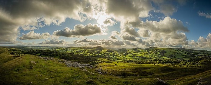 Bulutlar ve Yeşillik Panoramik