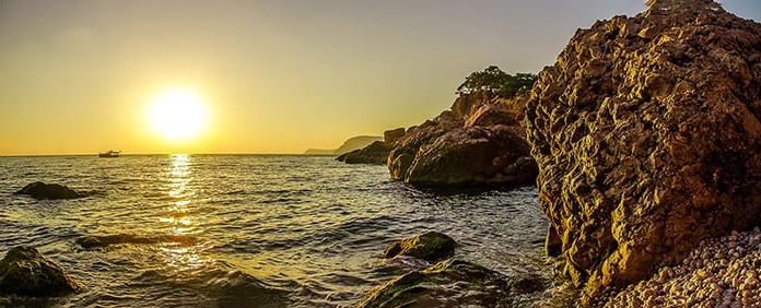 Gün Doğumu Kayalar ve Deniz Panoramik