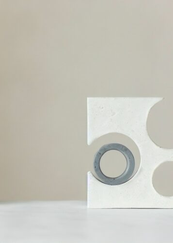Beyaz Beton Nesne Daire Delik Minimalist Tablosu