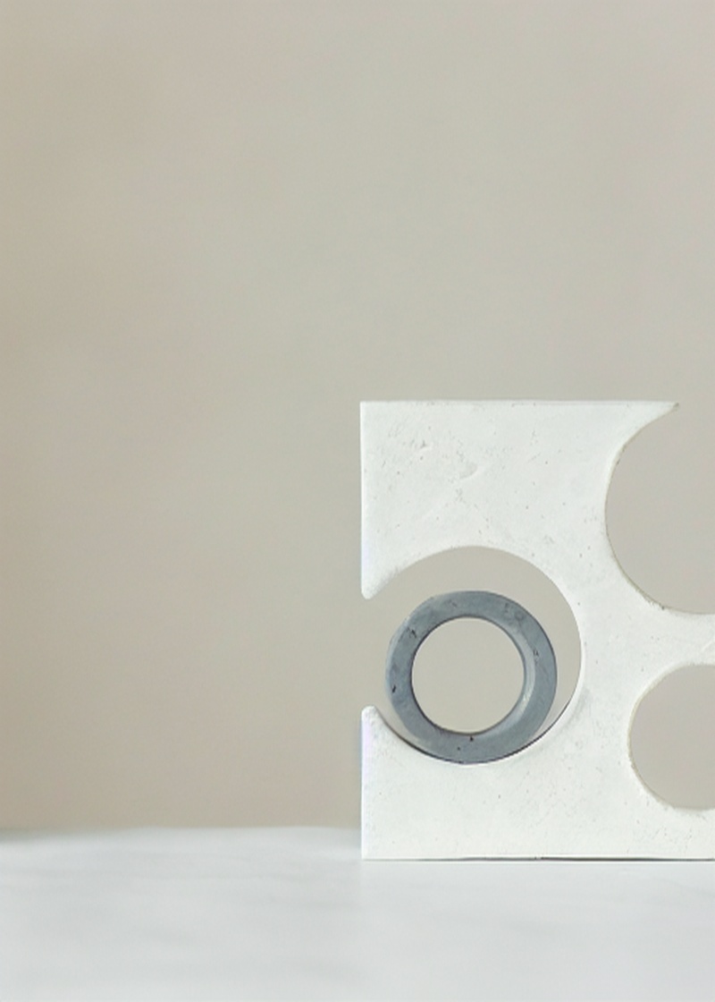 Beyaz Beton Nesne Daire Delik Minimalist Tablosu