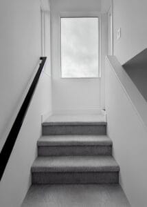 Minimalist Beyaz Merdiven İç Mekân Tablosu