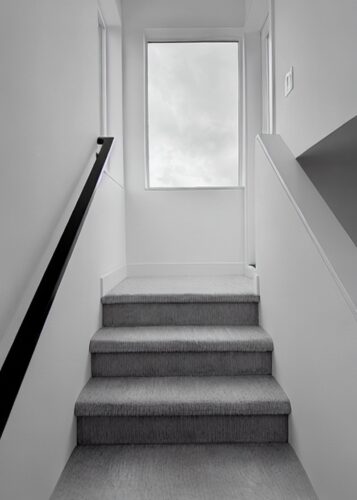 Minimalist Beyaz Merdiven İç Mekân Tablosu
