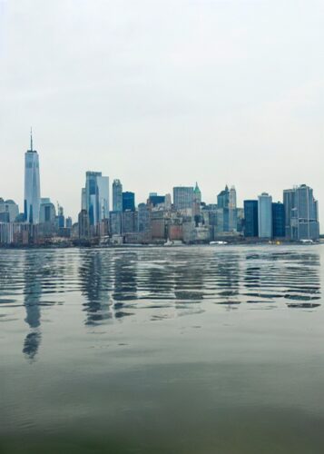 New York Bulutlu Su Yansıması Dikey