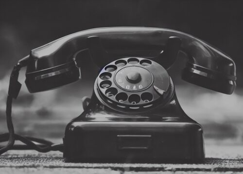 Siyah Beyaz Antika Çevirmeli Telefon Tablosu