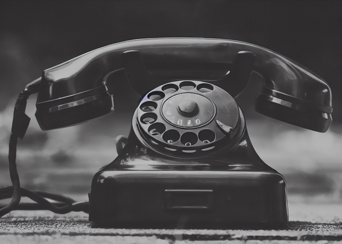 Siyah Beyaz Antika Çevirmeli Telefon Tablosu