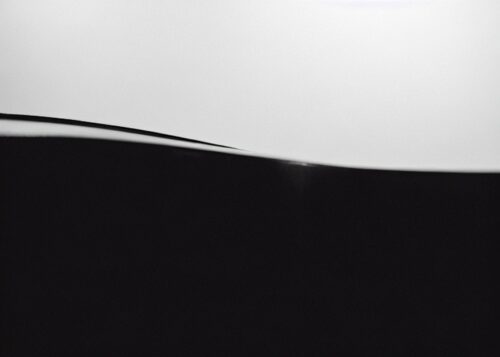 Siyah Beyaz Küre Su Yüzey Minimalist Tablosu