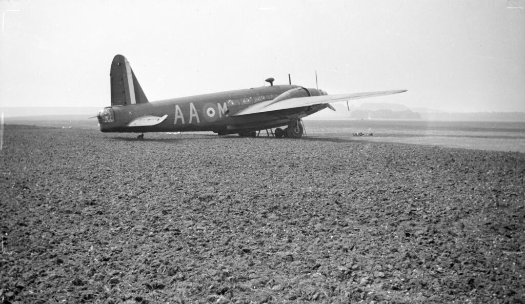 Black and White Negative, Vickers Wellington (1940) - Paul Nash Tablo