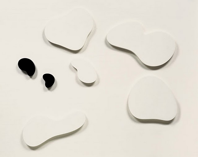 Constellation with 5 White Forms & 2 Black (1932) – Jean Arp Tablo