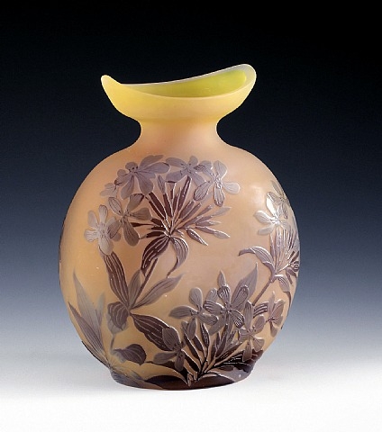 Ovale Vase mit Phlox, Nancy, Frankreich (1900) – Émile Gallé Tablo