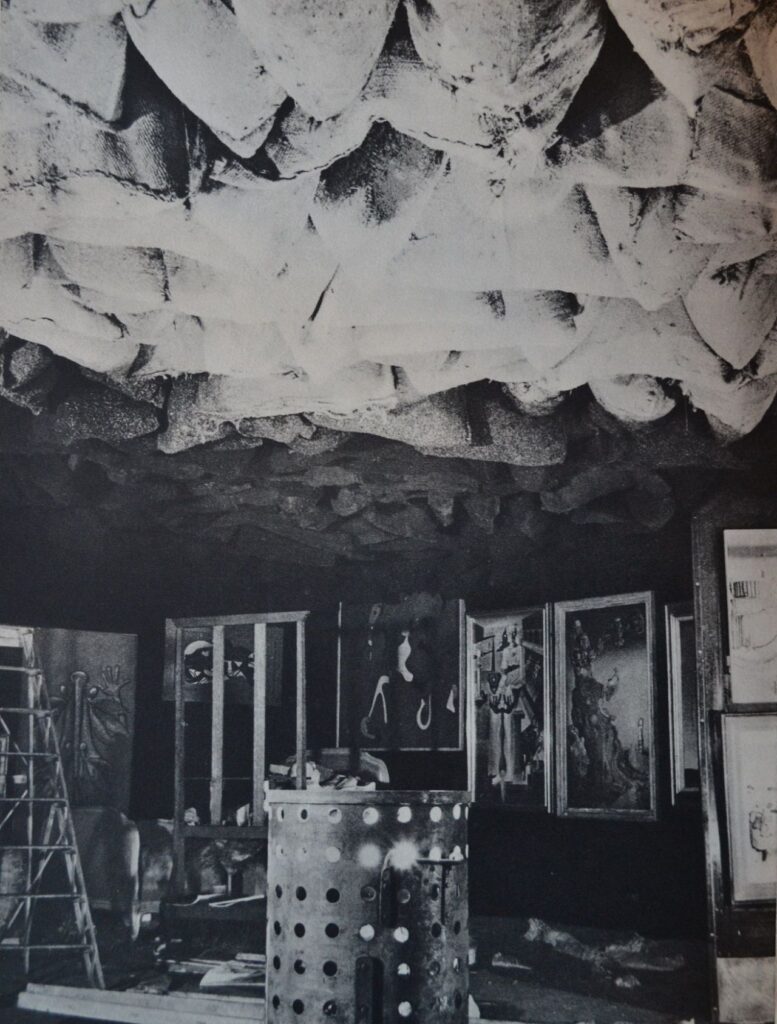 1200 Bags of Coal (installation view at “International Exhibition of Surrealism”) (1938) – Marcel Duchamp Tablo