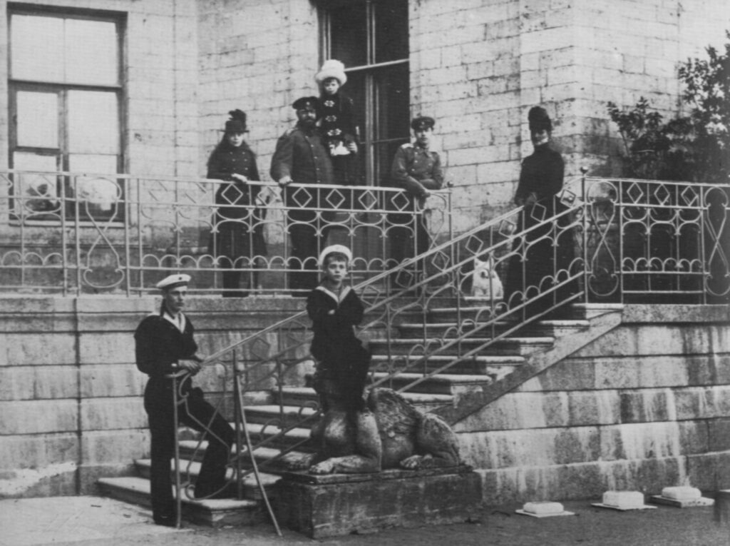Alexander III., With Xenia, Olga, the Tsarevich Nikolaj, Georg, Michael and the Tsarina Marie (1886) - Félix Nadar Tablo