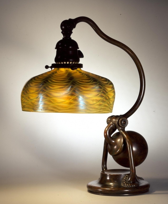 Balanced Lamp. Shell design, dome shape (1902) – Louis Comfort Tiffany Tablo