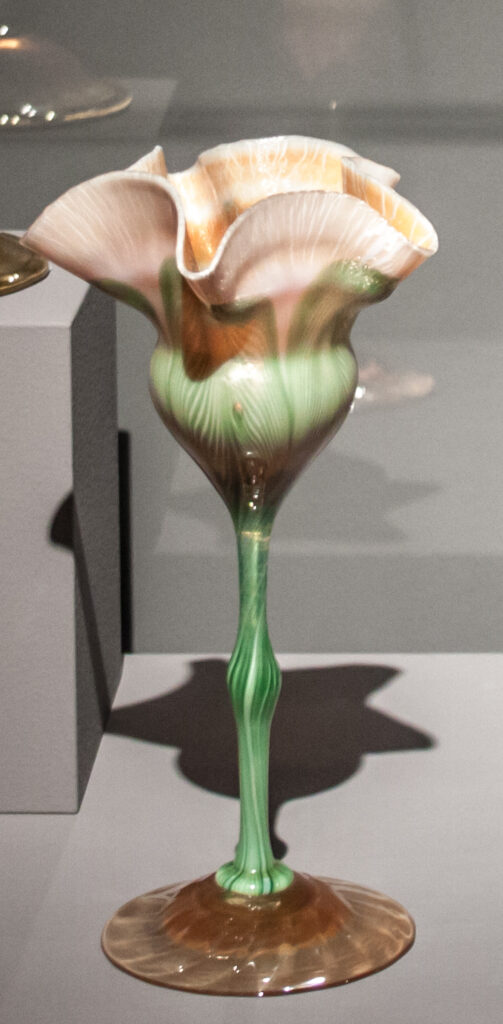 Blossoming flower shaped decorative goblet (1907) - Louis Comfort Tiffany Tablo