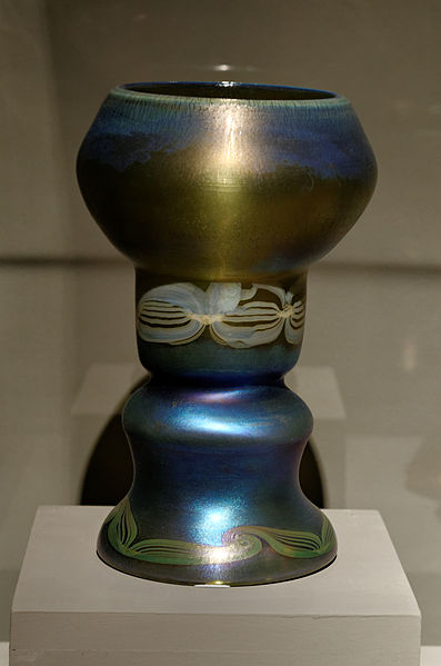 Chalice shaped decorative glass (1900) – Louis Comfort Tiffany Tablo
