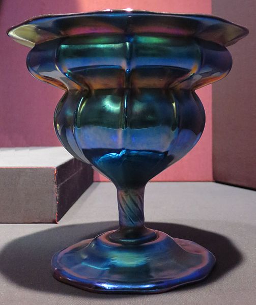 Compote, purple to blue iridescent glass (1916) – Louis Comfort Tiffany Tablo