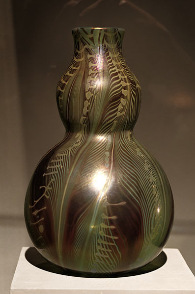 Double gourd shaped vase with stylised leaves (1898) – Louis Comfort Tiffany Tablo