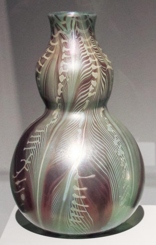 Double gourd shaped vase with stylized painted leaves (1898) – Louis Comfort Tiffany Tablo