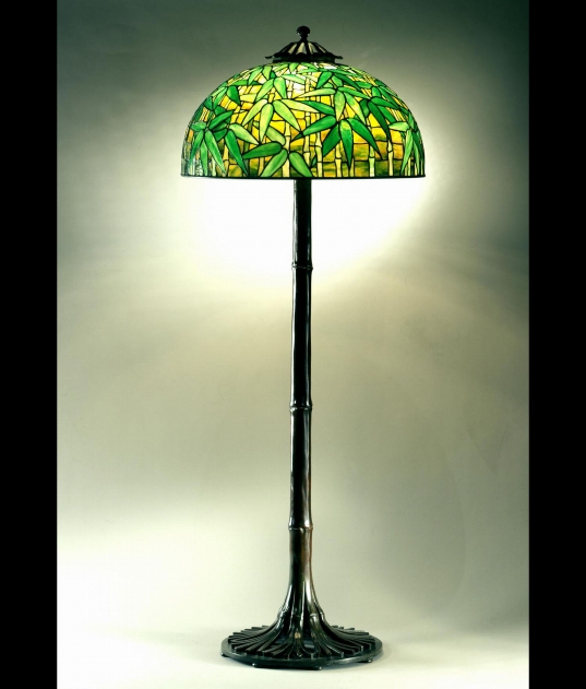 Floor standard. Bamboo design, dome shape (1902) – Louis Comfort Tiffany Tablo