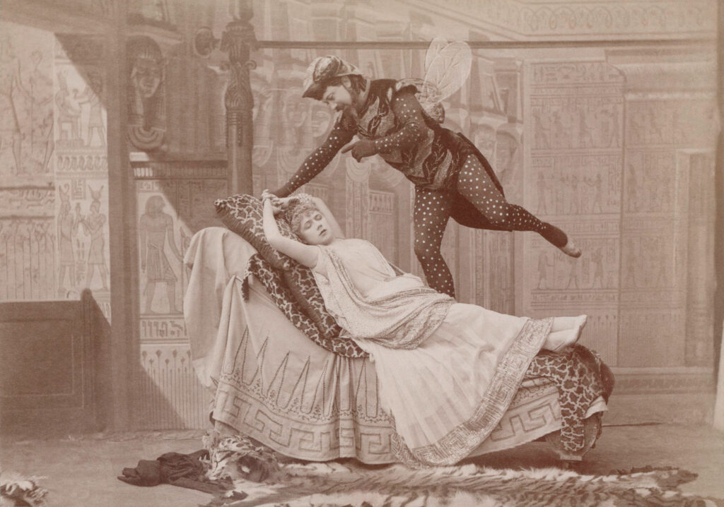 Fly scene from Offenbach's Orphée aux enfers with Jeanne Granier as Eurydice and Eugène Vauthier as (1887) - Félix Nadar Tablo
