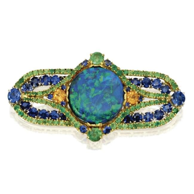 Karat Gold, Platinum, Opal, Sapphire, and Garnet Brooch (1920) – Louis Comfort Tiffany Tablo