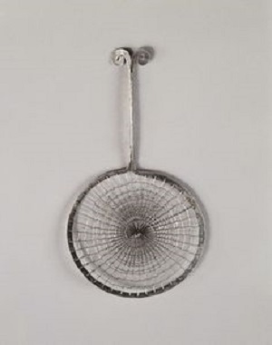 MILK SKIMMER (1940) – Alexander Calder Tablo