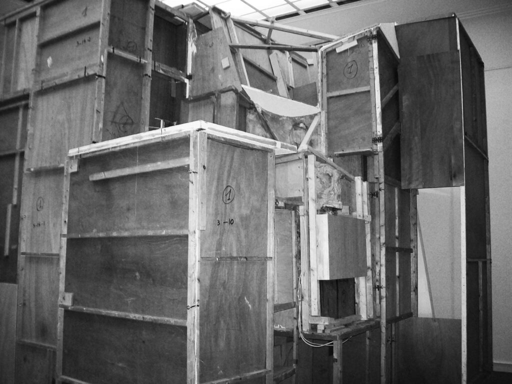 Merzbau seen from the outside (1933) - Kurt Schwitters Tablo