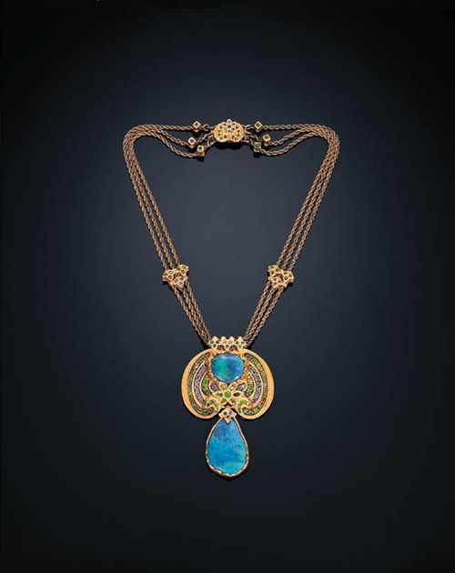 Necklace. Black opals, demantoid garnet, sapphire, enamel, gold (1920) – Louis Comfort Tiffany Tablo