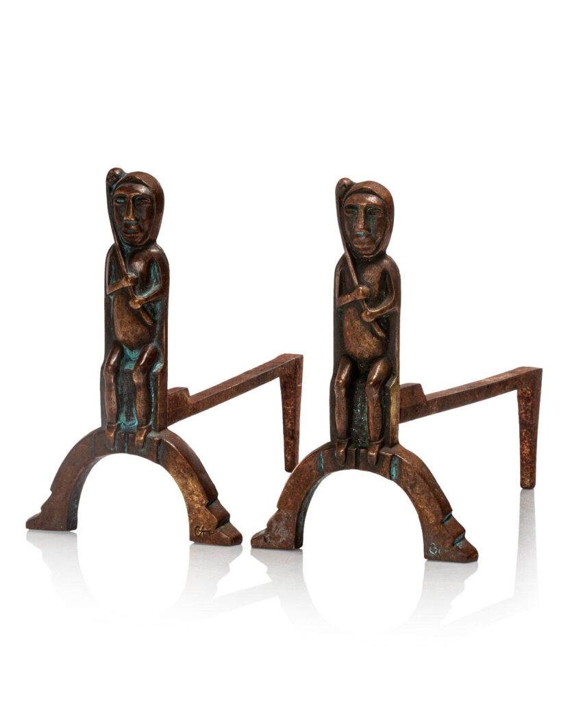 Paire De Chenets En Bronze Patiné À Décor D'hommes Tenant Des Masses Surmontées De Visages Grimaçant - Anton Prinner Tablo