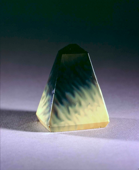 Paperweight (1902) – Louis Comfort Tiffany Tablo