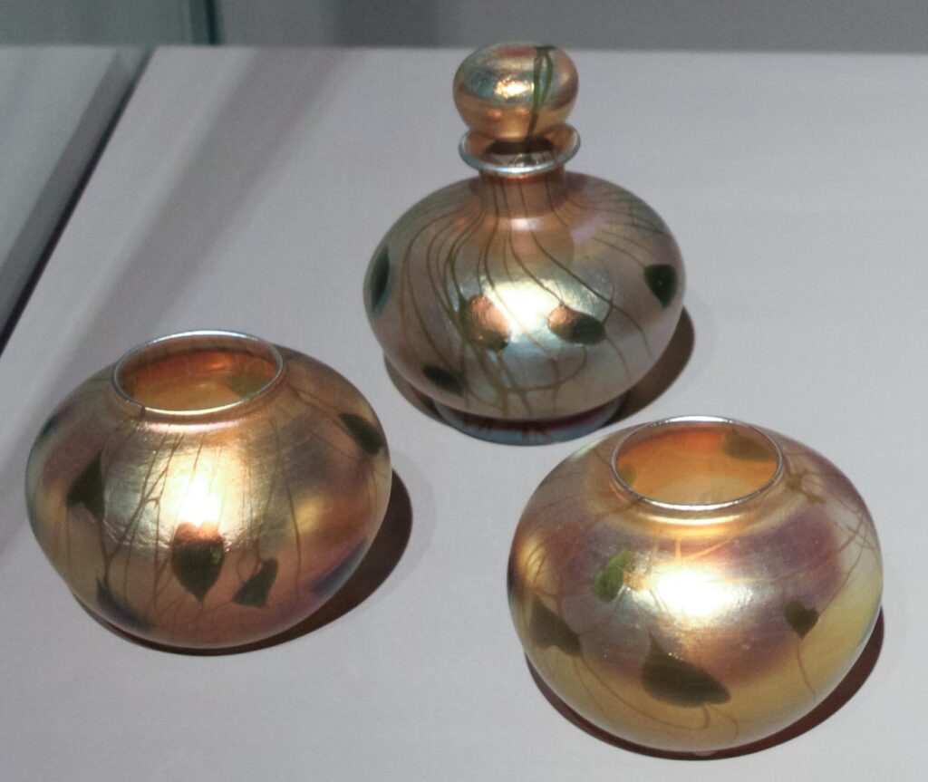 Perfume bottle and two jars (1913) - Louis Comfort Tiffany Tablo