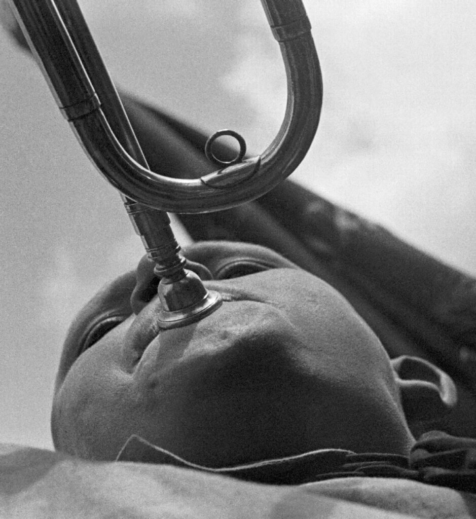 Pioneer with a horn (1930) - Alexander Rodchenko Tablo