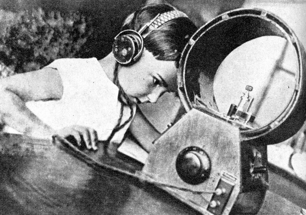 Radio listener (1929) - Alexander Rodchenko Tablo