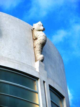 Seahorses Above the Entrance to the Midland Hotel in Morecambe – Eric Gill Tablo