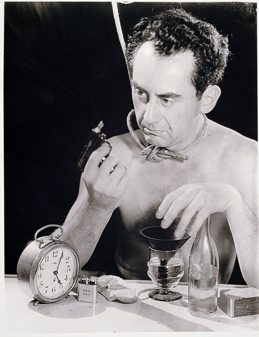 Self Portrait with Gun (1932) – Man Ray Tablo