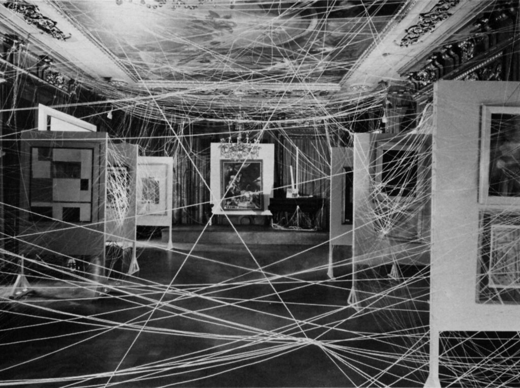Sixteen Miles of String ( installation for 'The First Papers of Surrealism' exhibition) (1942) - Marcel Duchamp Tablo
