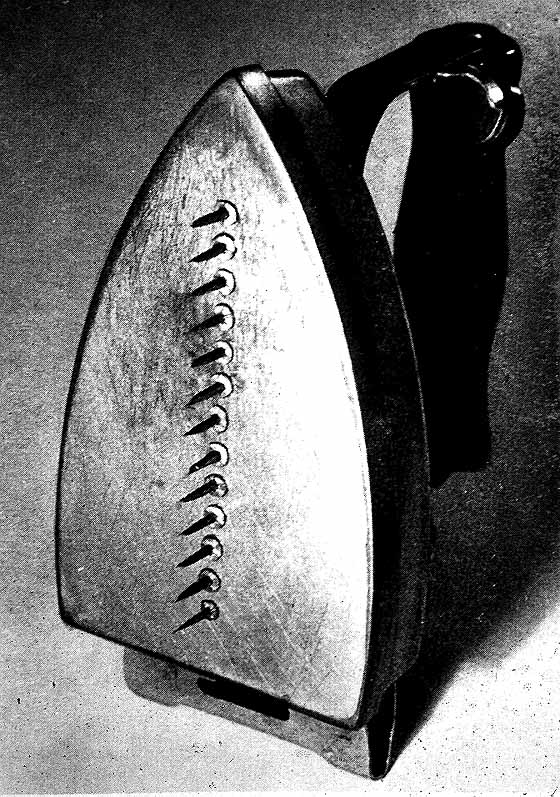 The Gift (1921) – Man Ray Tablo