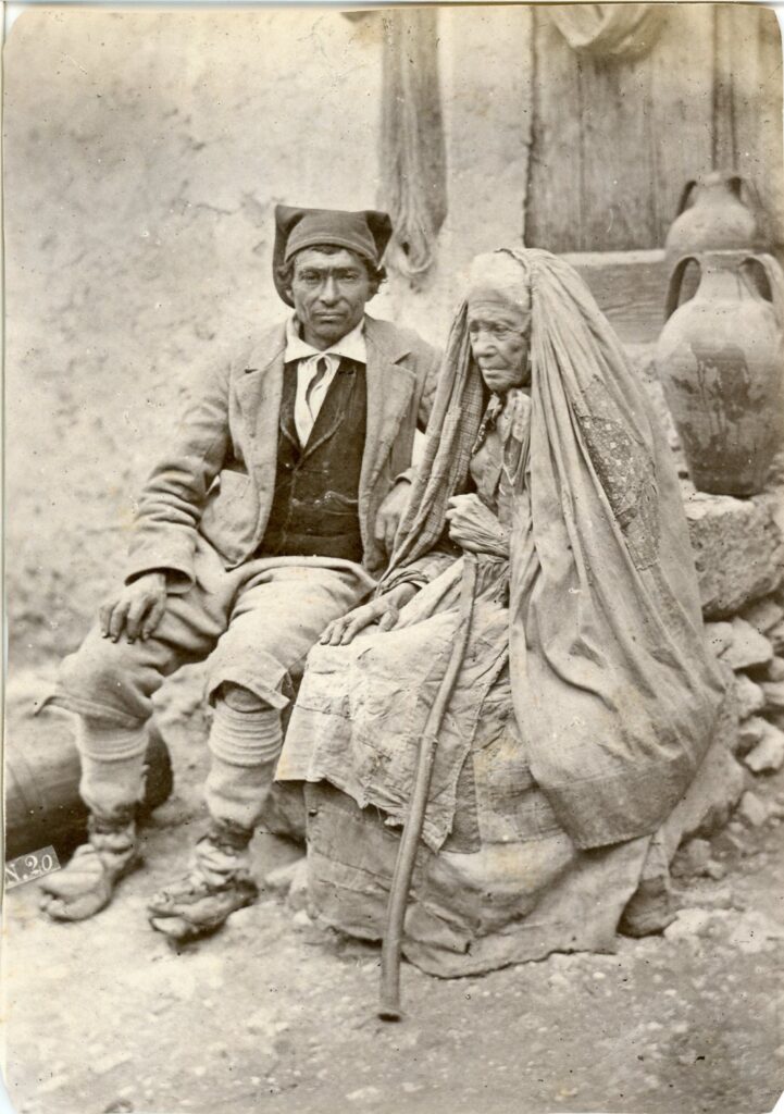 Two peasants wearing a Sicilian costume (1880) - Giuseppe Bruno Tablo