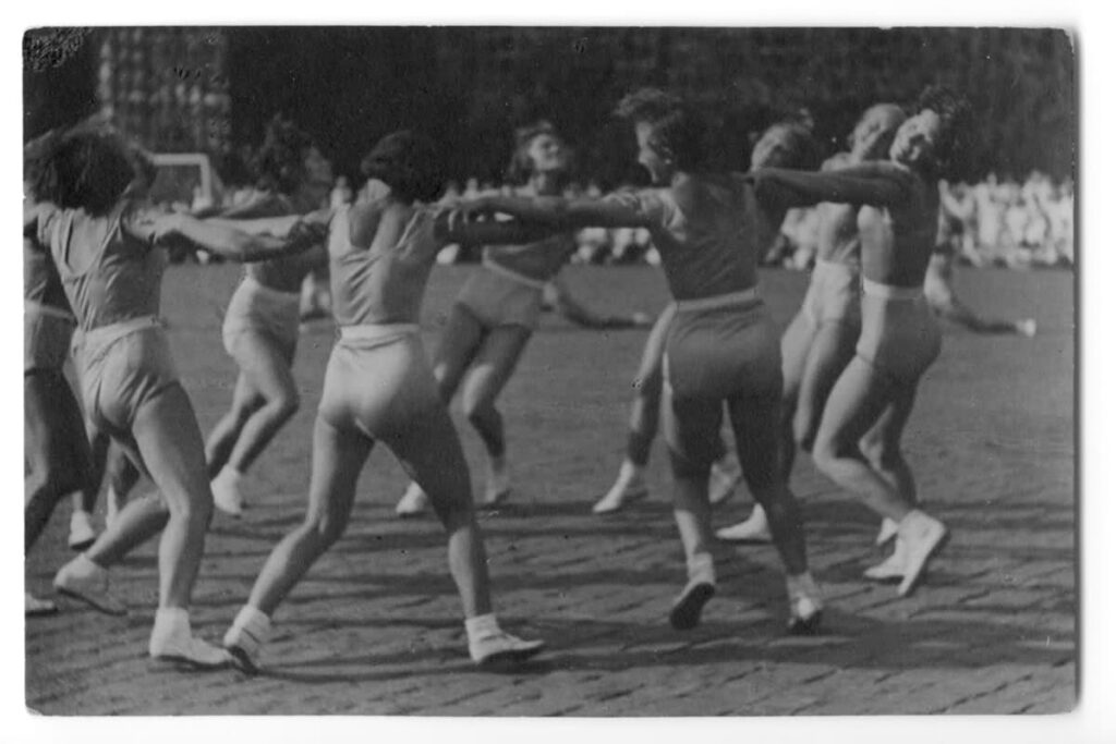 Untitled (Female Athletes) (1927) - Alexander Rodchenko Tablo