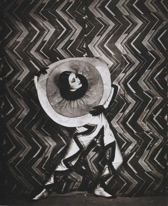 Wearing the Pierrot Éclair costume designed by Sonia Delaunay, on the set of René Le Somptier’s film (1926) – Sonia Delaunay Tablo