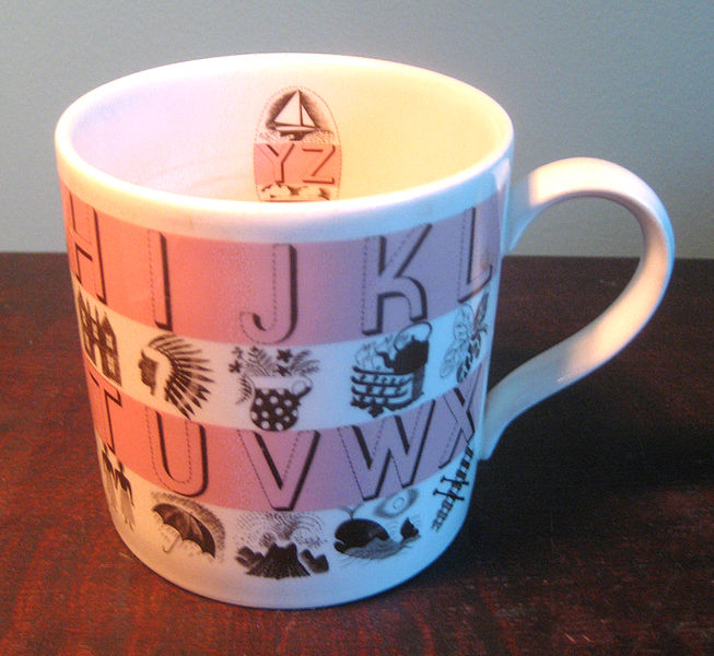 Wedgwood alphabet cup – Eric Ravilious Tablo