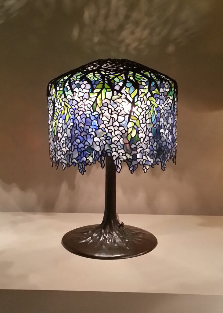 Wisteria Table Lamp (1902) – Louis Comfort Tiffany Tablo