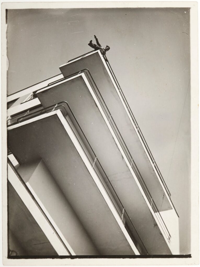 Xanti Schawinsky on a Bauhaus balcony (1928) - László Moholy-Nagy Tablo