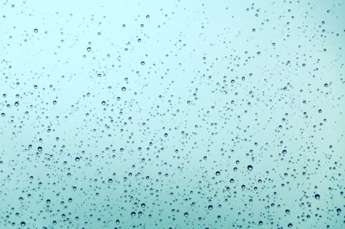 Mavi Cam Üzerinde Yağmur Damlaları Tablo