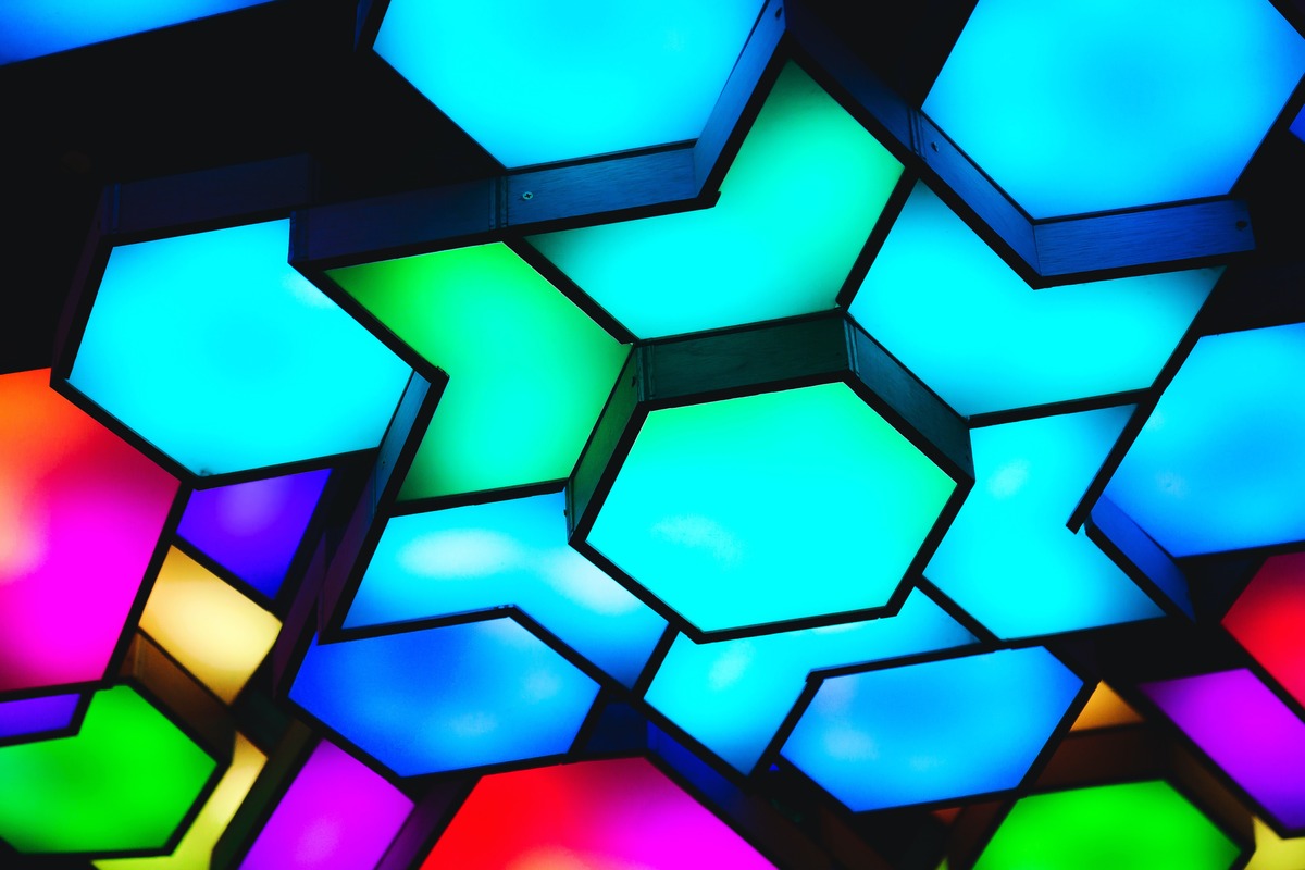 Renkli Işıklı Altıgen Vitray Tablo