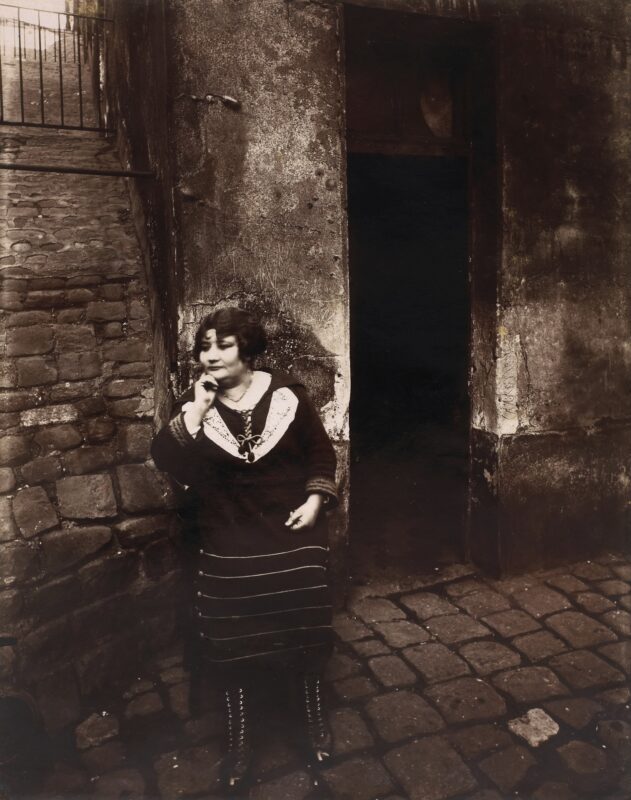 La Villette. Rue Asselin, Prostitute Waiting in Front of Her Door - Eugène Atget Tablo